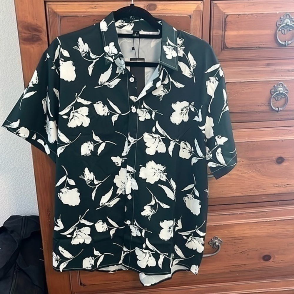 Lars Amadeus Hawaiian Floral Print Short Sleeves Button Down Tropical Shirt NWT
